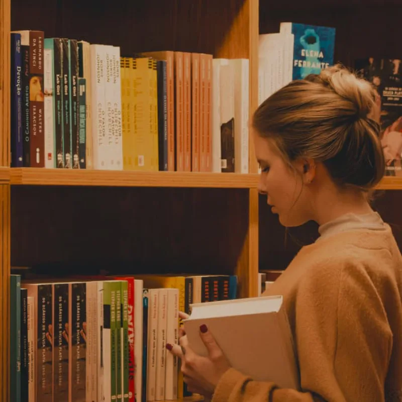 Эксперт у книжной полки